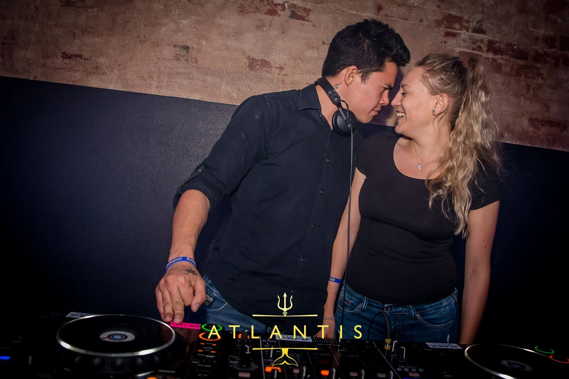Ein Kuss am DJ-Pult