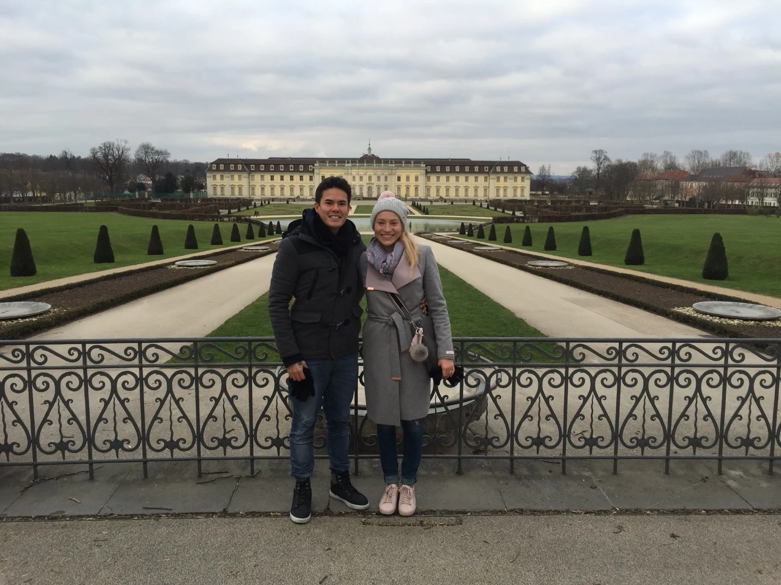 Zusammen vor einem Schloss