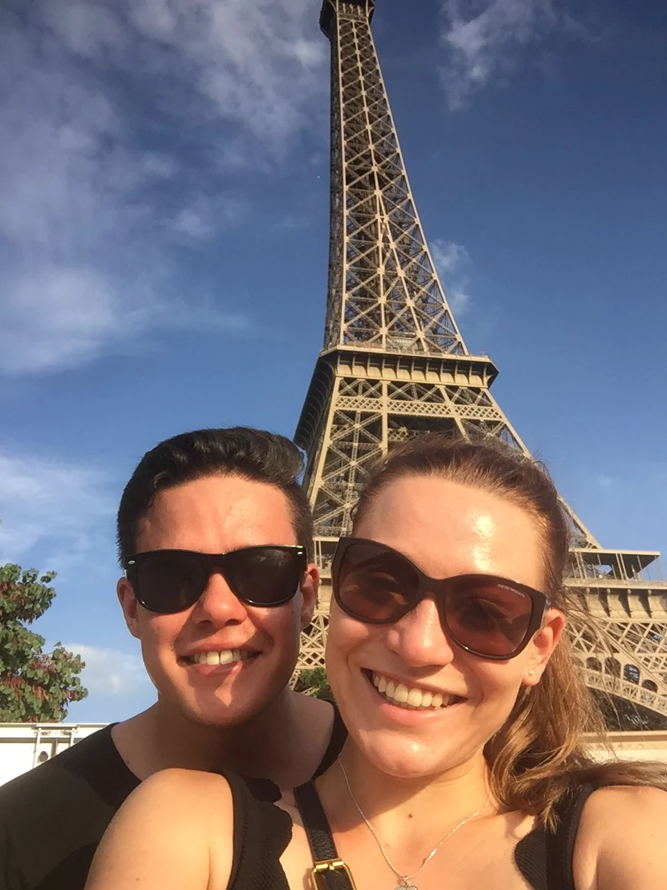 Ein Selfie vor dem Eiffelturm