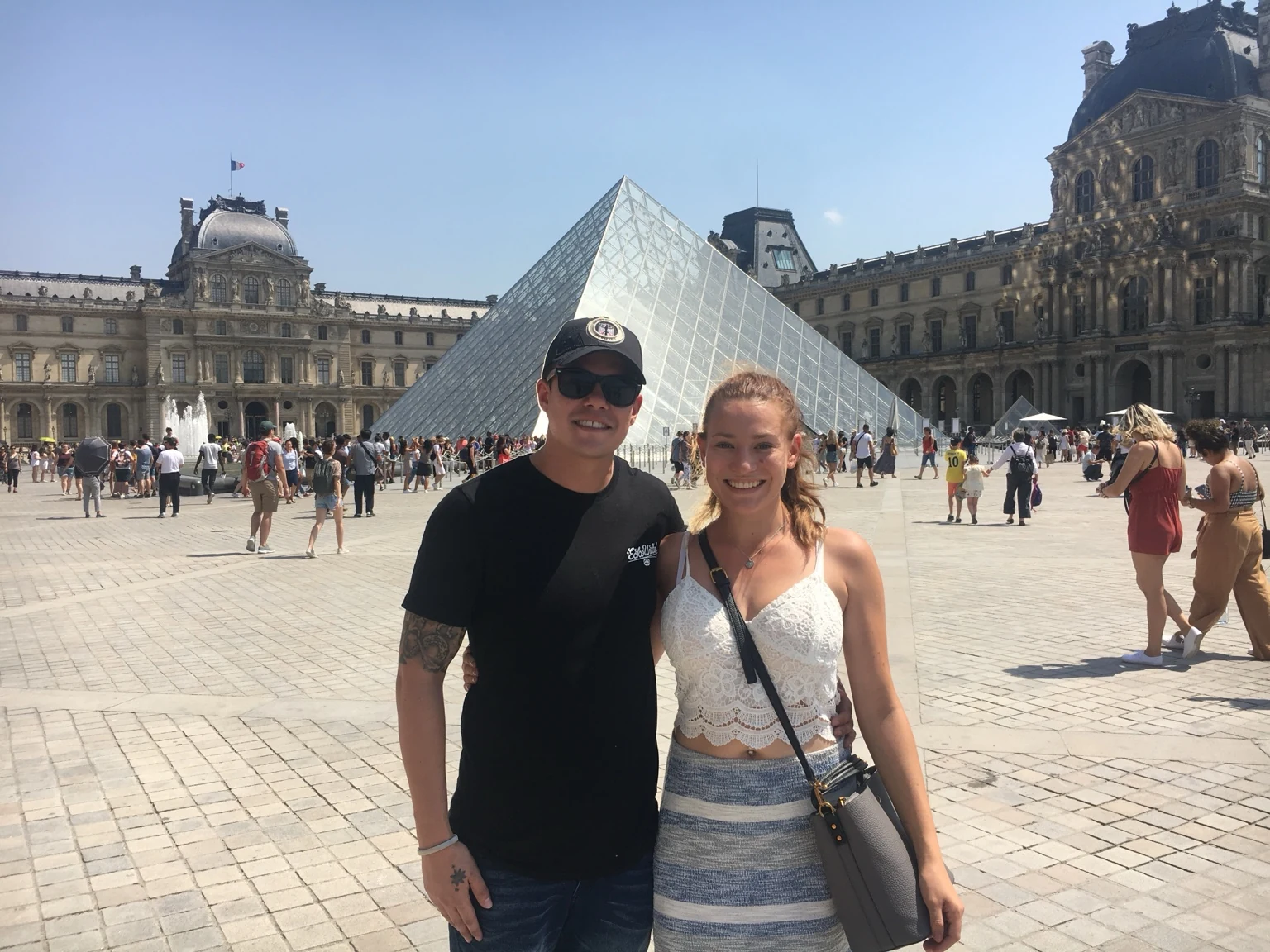 Zusammen vor der Louvre-Pyramide
