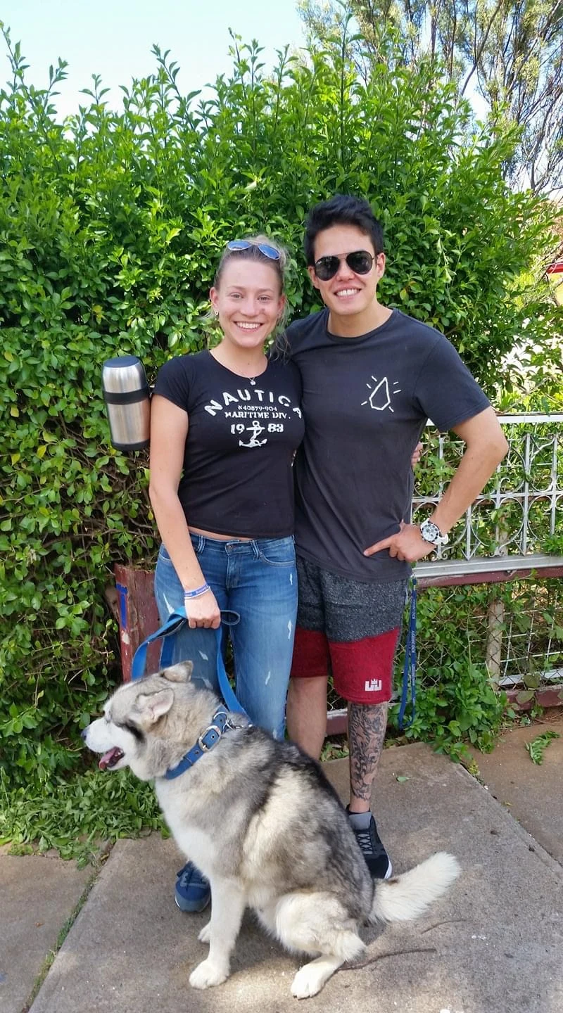Zusammen mit einem Hund im Grünen