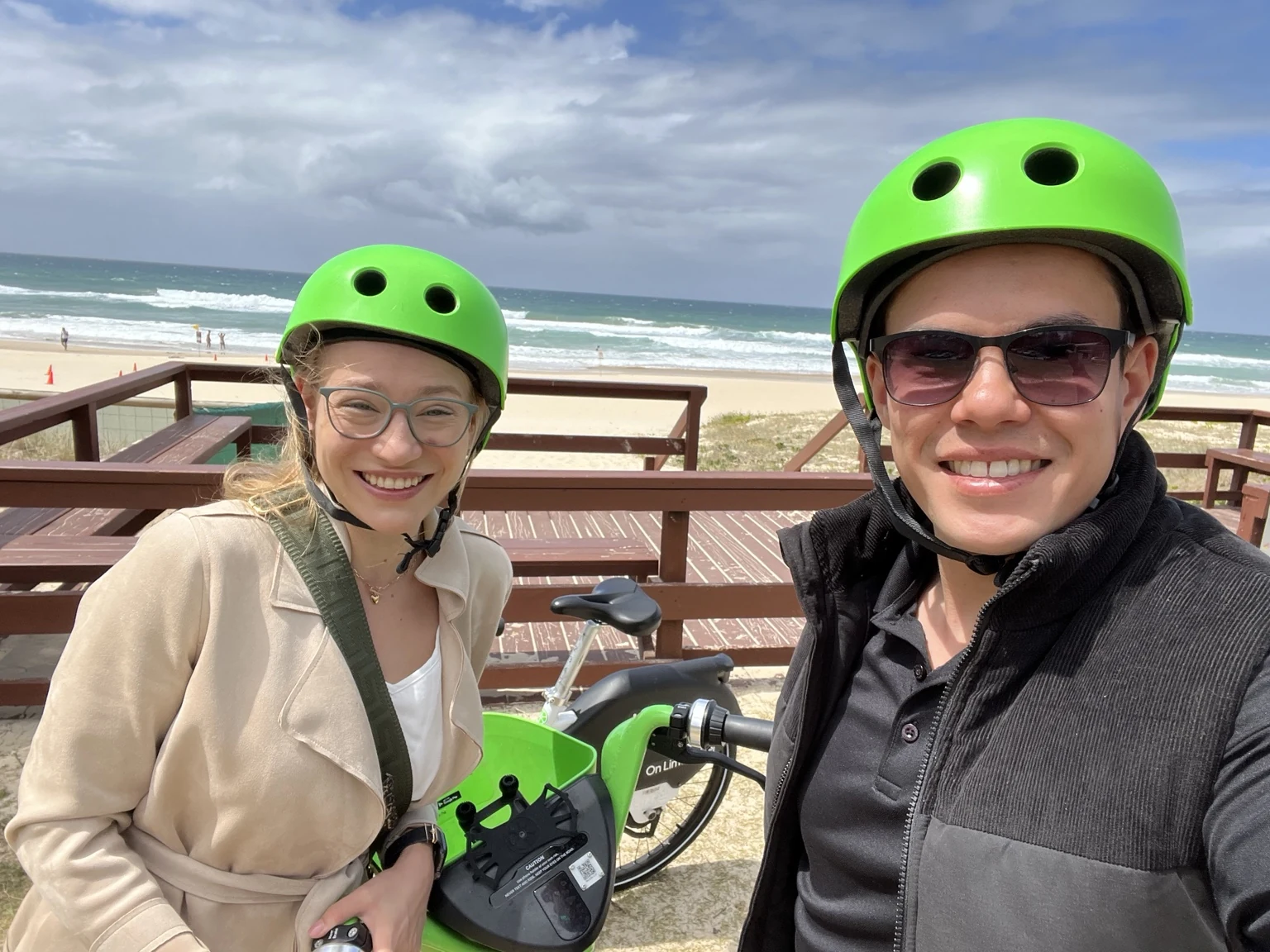 Ein Selfie mit grünen Helmen am Meer