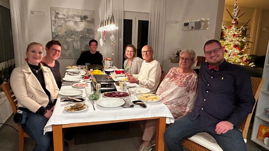 Eine gemeinsame Runde am festlich gedeckten Tisch