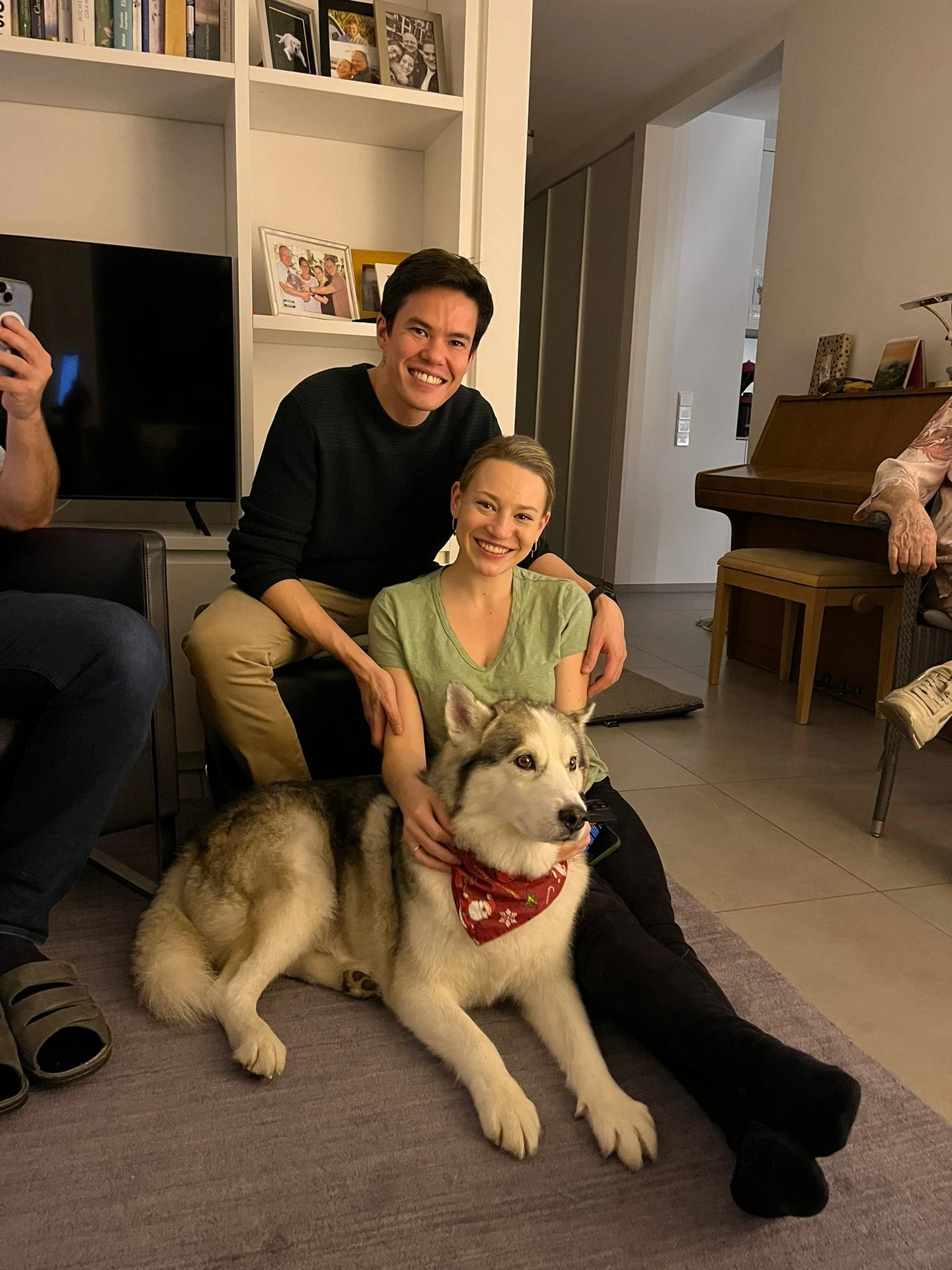 Zusammen mit einem Hund zu Hause