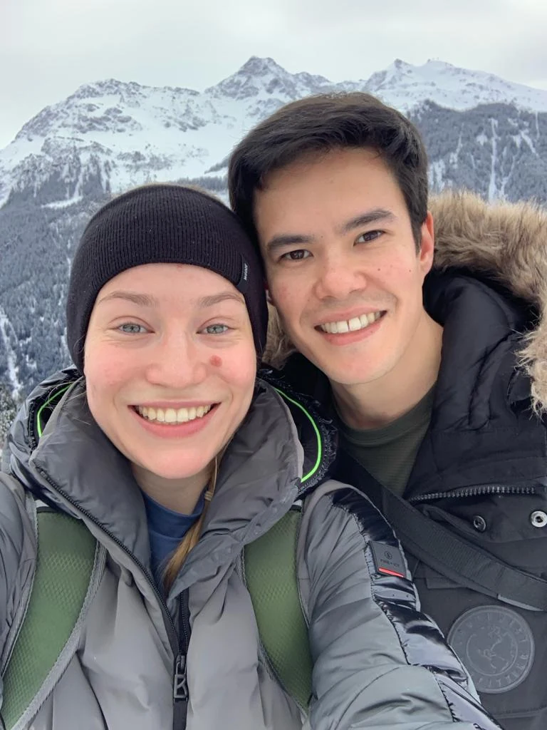 Ein Selfie vor verschneiten Bergen