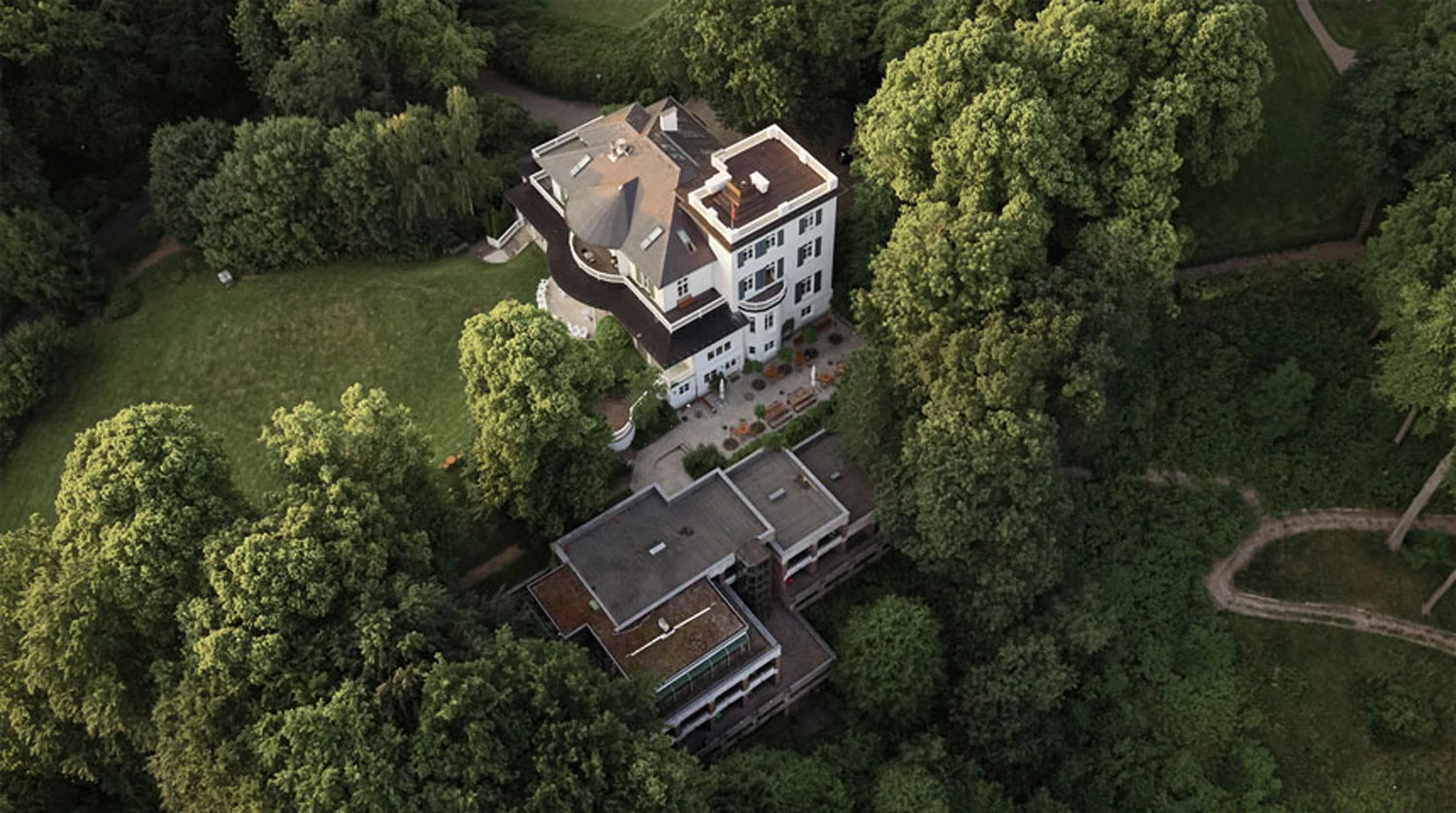 Das Haus und die umliegenden Bäume von oben