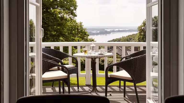Ein Balkon mit Blick auf die Elbe